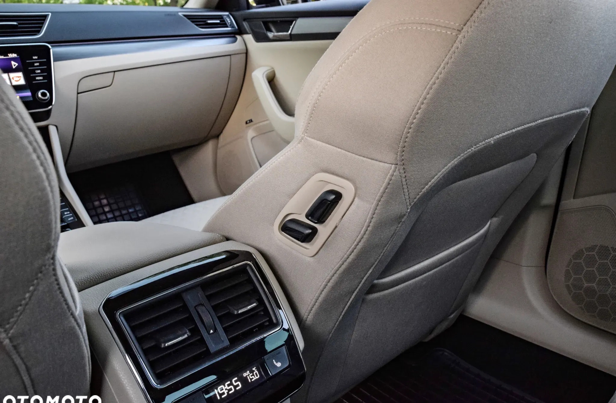 Skoda Superb cena 84900 przebieg: 200000, rok produkcji 2018 z Sochaczew małe 742